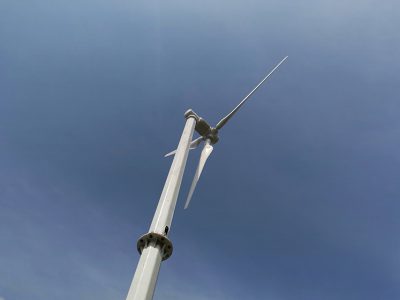 小型家用光伏板和小型风力发电机能同时连接电池吗？